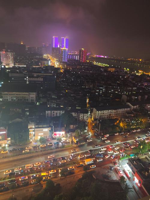 看着窗外烟雨中车水马龙(看着窗外烟雨中依旧车水马龙什么歌)